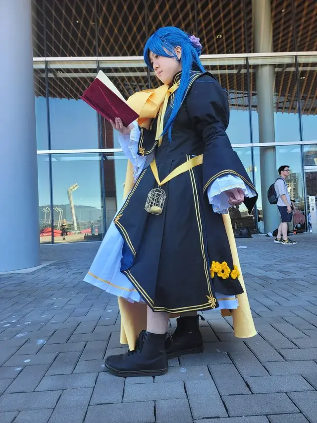 Rozmyne cosplay in front of convention center, side