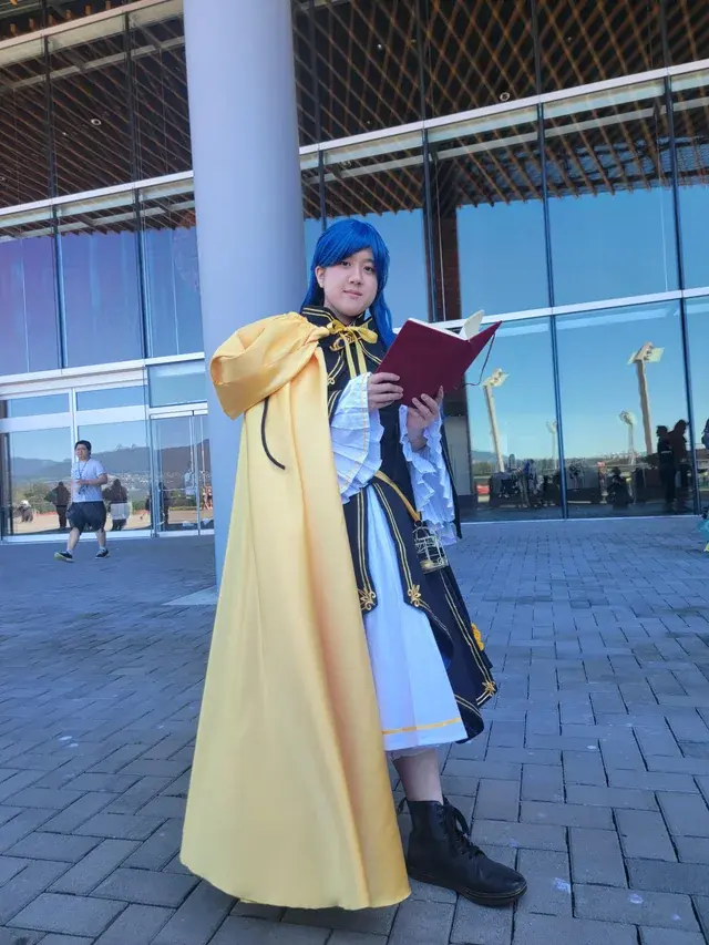 Rozmyne cosplay in front of convention center, front