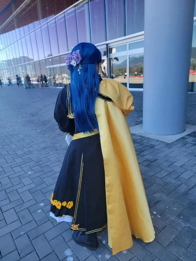 Rozmyne cosplay in front of convention center, back